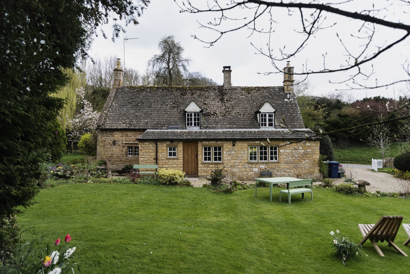 Gestalten Eu Shop-Cottagecore-Book-Black-Deal-Outlet-by-ARCHIVIST