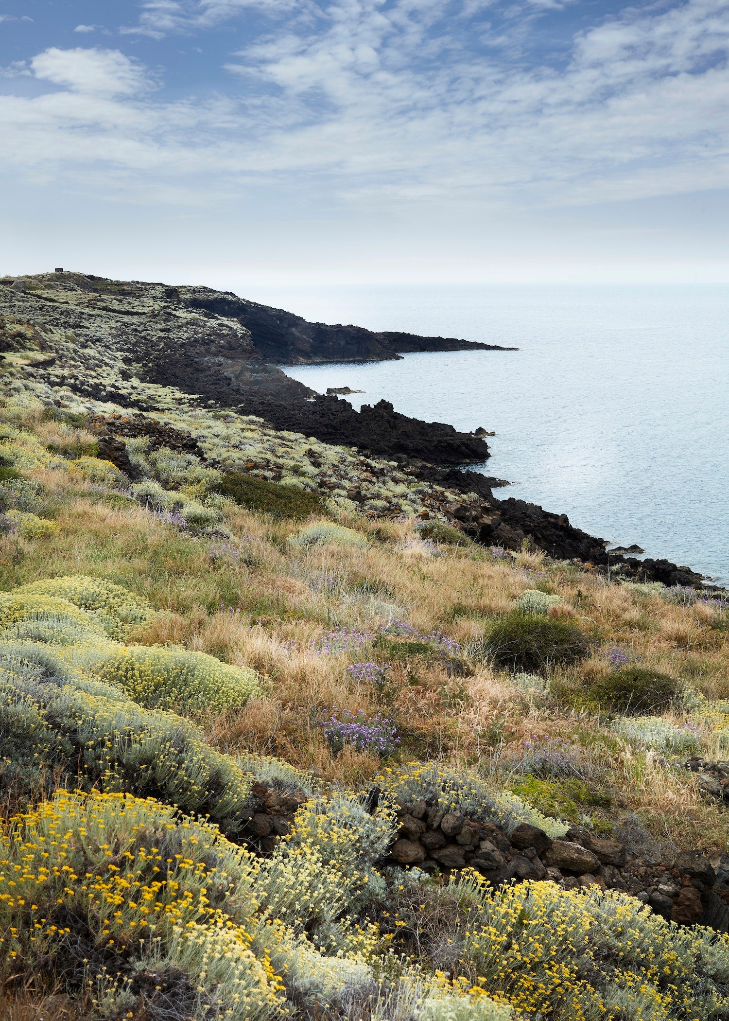 Gestalten Eu Shop-Slow Escapes-Book-Black-Deal-Outlet-by-ARCHIVIST