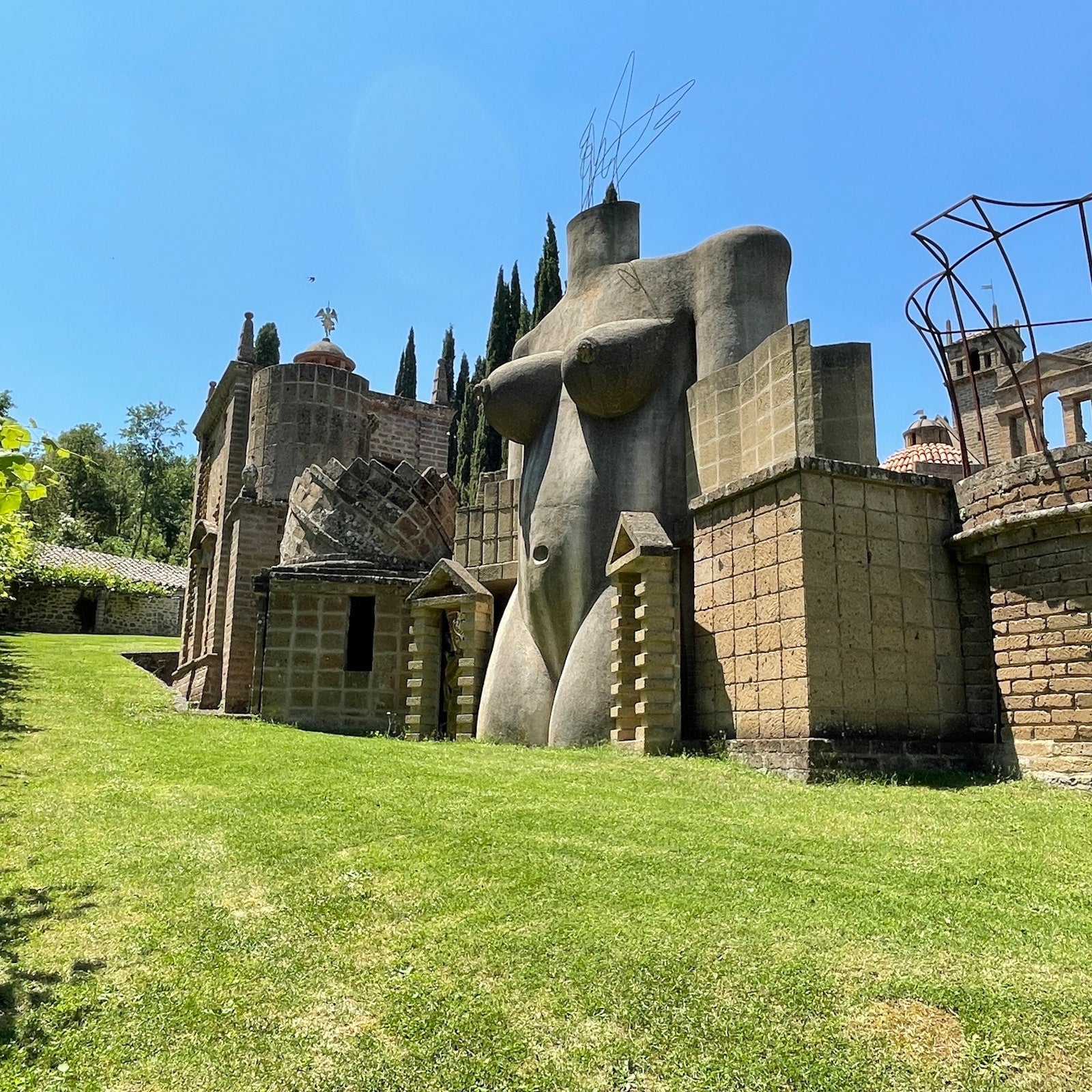 Gestalten Eu Shop-The Art Escapes Atlas-Book-Black-Deal-Outlet-by-ARCHIVIST