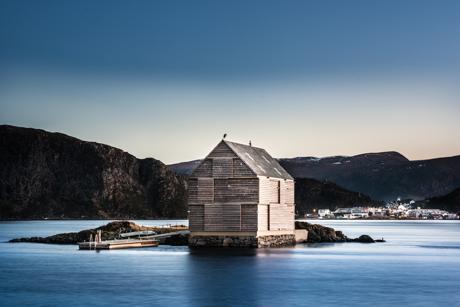 Gestalten Eu Shop-Sublime Hideaways-Book-Black-Deal-Outlet-by-ARCHIVIST