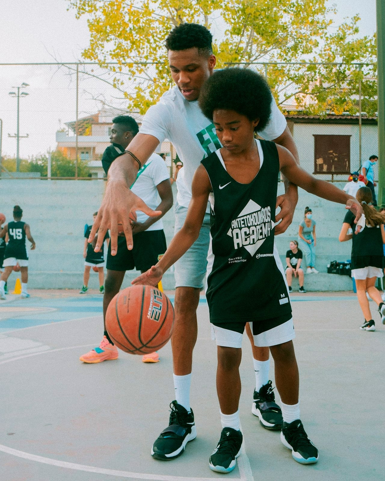 Gestalten Eu Shop-Courtside Candy-Book-Black-Deal-Outlet-by-ARCHIVIST