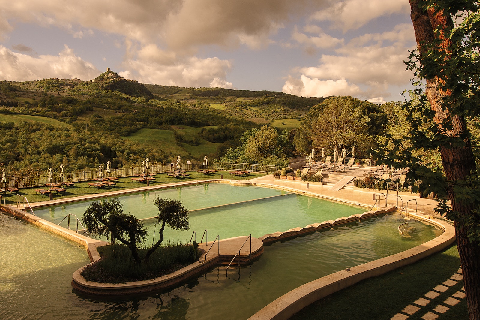 Gestalten Eu Shop-Grand Tour Italy-Book-Black-Deal-Outlet-by-ARCHIVIST