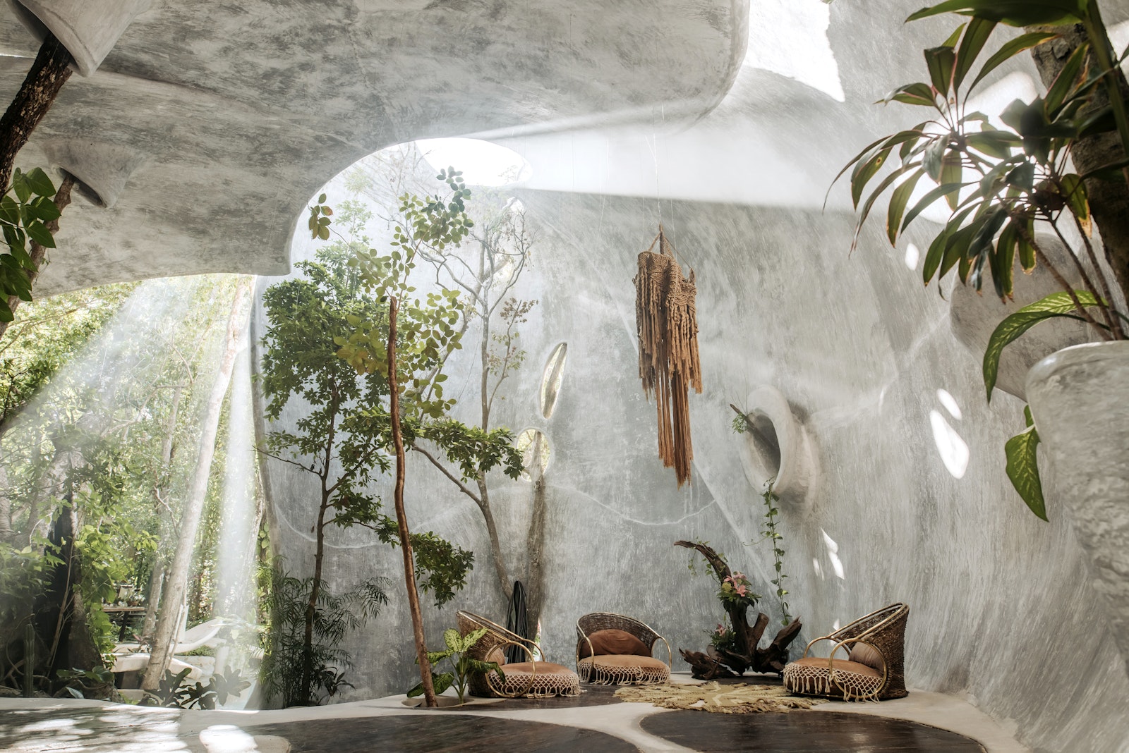 Gestalten Eu Shop-The Art Escapes Atlas-Book-Black-Deal-Outlet-by-ARCHIVIST