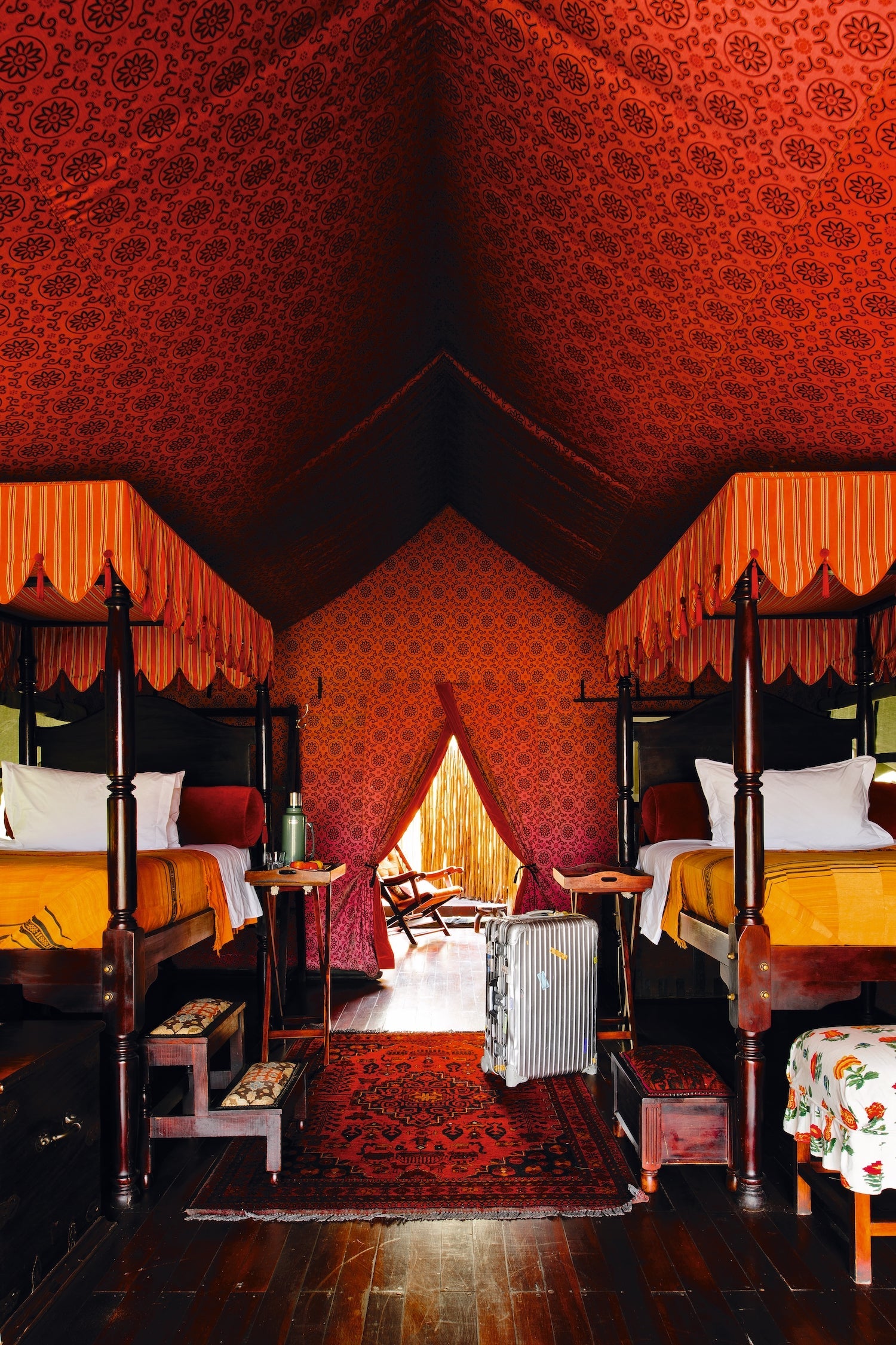 Gestalten Eu Shop-Remote Places To Stay-Book-Black-Deal-Outlet-by-ARCHIVIST