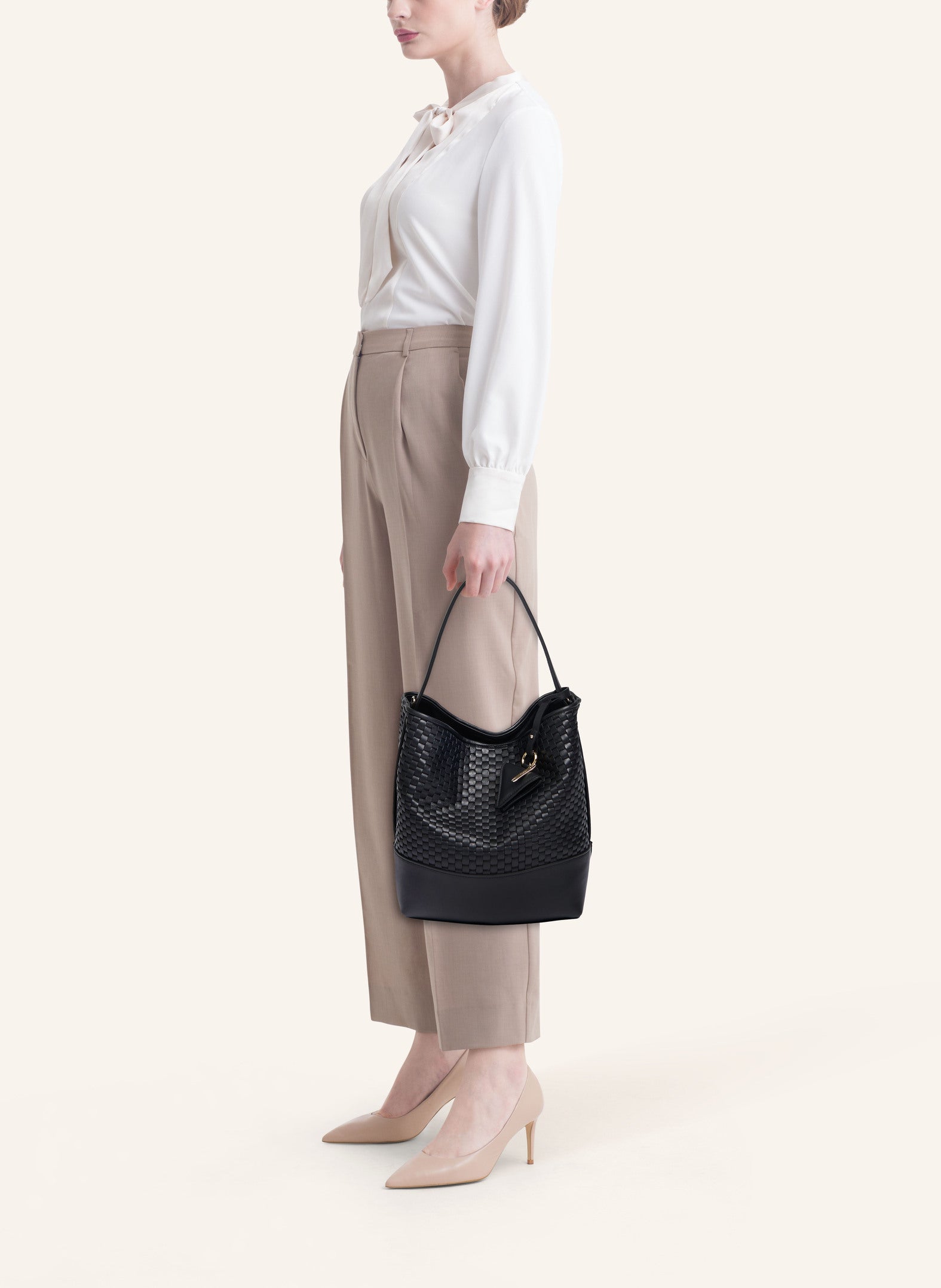 parise-51-large-bucket-bag-black-model.jpg